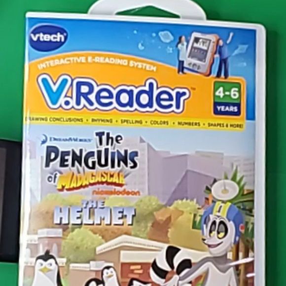 V-Tech V-Reader Penguins of Madagascar - Picture 1 of 4